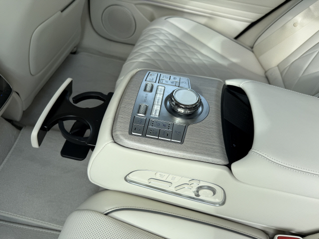 뒷좌석 에르고 모션 시트, 엔터테인먼트 시스템 등을 조절할 수 있는 암레스트.